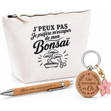 Coffret Cadeau J’peux pas je préfère m’occuper de mon Bonsaï – Trousse, stylo bambou et porte-clés