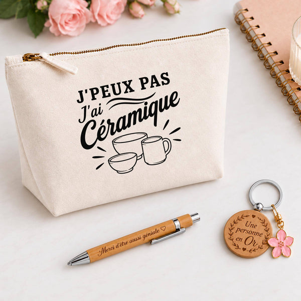 Coffret Cadeau J’peux pas j’ai Céramique – Trousse, stylo bambou et porte-clés