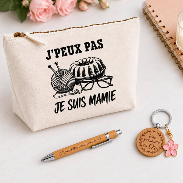 Coffret Cadeau J’peux pas je suis Mamie – Trousse, stylo bambou et porte-clés