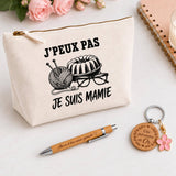 Coffret Cadeau J’peux pas je suis Mamie – Trousse, stylo bambou et porte-clés