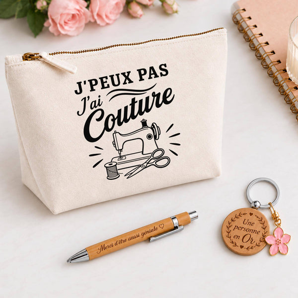 Coffret Cadeau J’peux pas j’ai Couture – Trousse, stylo bambou et porte-clés