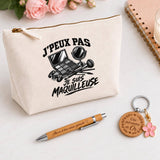 Coffret Cadeau J’peux pas je suis Maquilleuse – Trousse, stylo bambou et porte-clés