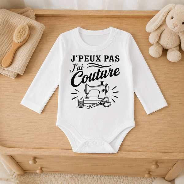 Body Bébé Manches Longues J’peux pas j’ai couture J'peux pas minimaliste