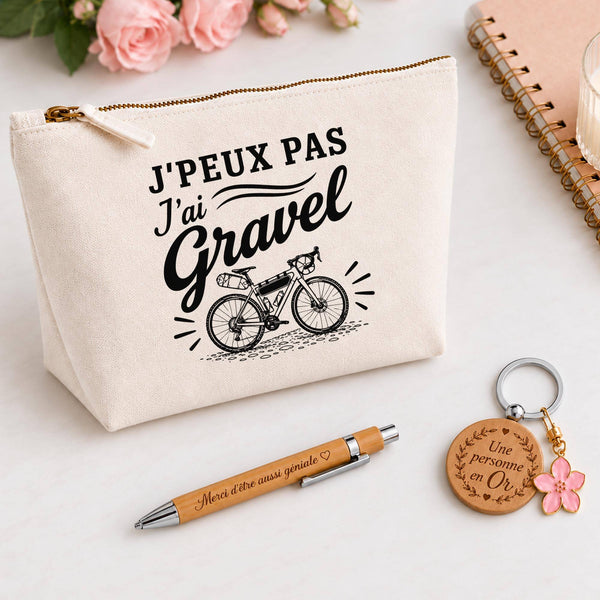 Coffret Cadeau J’peux pas j’ai Gravel – Trousse, stylo bambou et porte-clés
