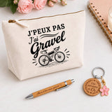Coffret Cadeau J’peux pas j’ai Gravel – Trousse, stylo bambou et porte-clés