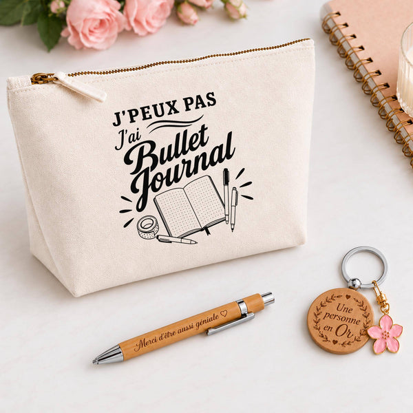 Coffret Cadeau J’peux pas j’ai Bullet Journal – Trousse, stylo bambou et porte-clés