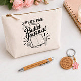 Coffret Cadeau J’peux pas j’ai Bullet Journal – Trousse, stylo bambou et porte-clés