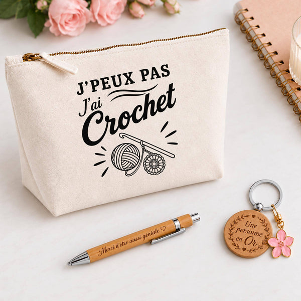 Coffret Cadeau J’peux pas j’ai Crochet – Trousse, stylo bambou et porte-clés
