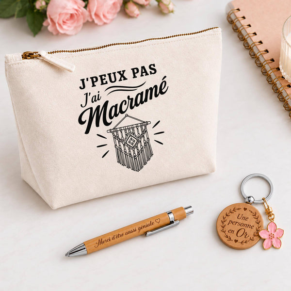 Coffret Cadeau J’peux pas j’ai Macramé – Trousse, stylo bambou et porte-clés
