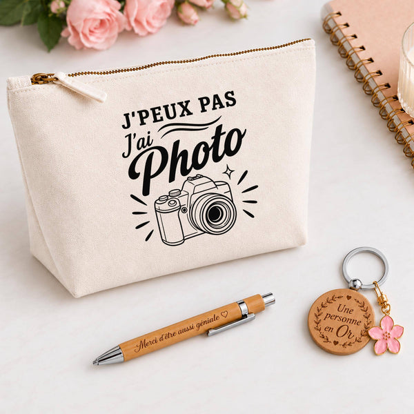 Coffret Cadeau J’peux pas j’ai Photo – Trousse, stylo bambou et porte-clés