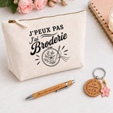 Coffret Cadeau J’peux pas j’ai Broderie – Trousse, stylo bambou et porte-clés