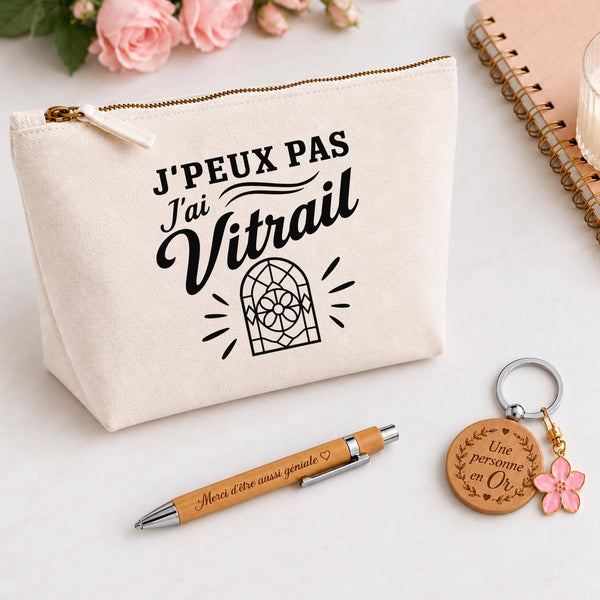 Coffret Cadeau J’peux pas j’ai Vitrail – Trousse, stylo bambou et porte-clés