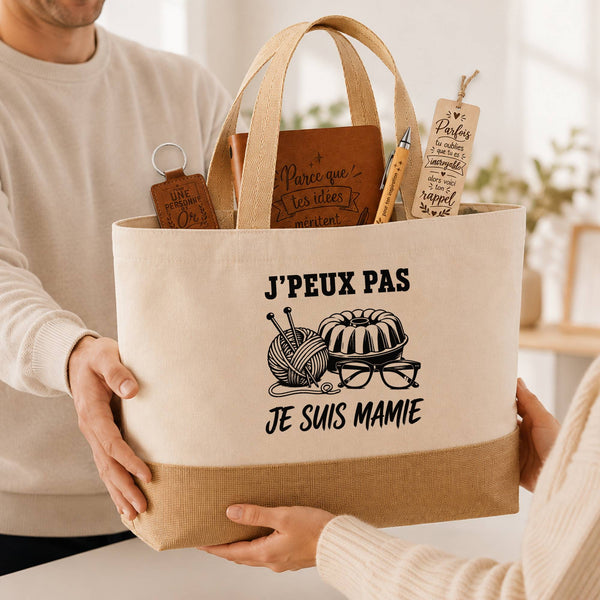 Coffret Cadeau J’peux pas je suis Mamie – Sac jute, carnet, stylo, porte-clés et marque-page