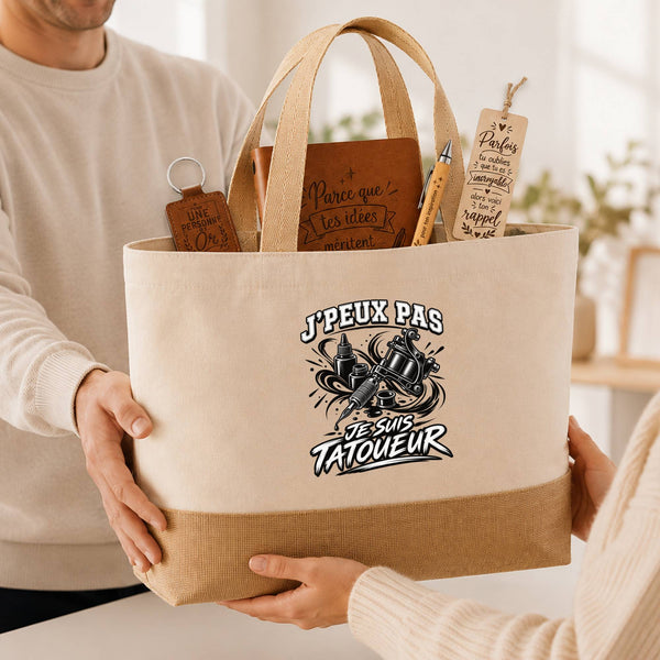 Coffret Cadeau J’peux pas je suis Tatoueur – Sac jute, carnet, stylo, porte-clés et marque-page