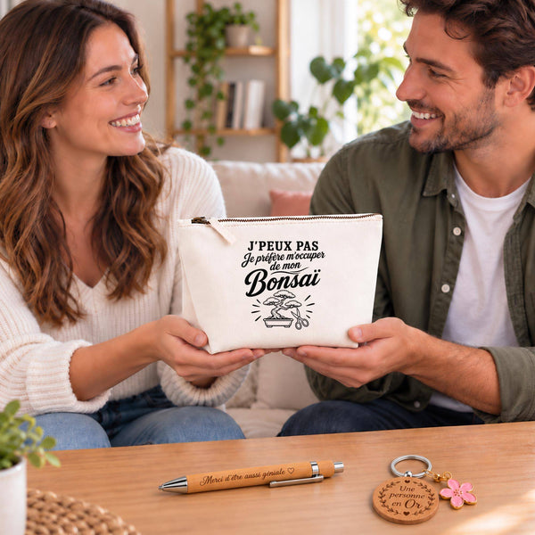 Coffret Cadeau J’peux pas je préfère m’occuper de mon Bonsaï – Trousse, stylo bambou et porte-clés