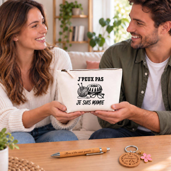 Coffret Cadeau J’peux pas je suis Mamie – Trousse, stylo bambou et porte-clés