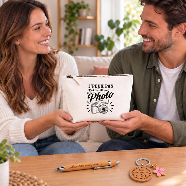 Coffret Cadeau J’peux pas j’ai Photo – Trousse, stylo bambou et porte-clés