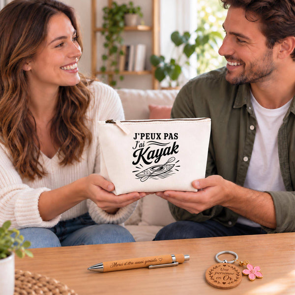Coffret Cadeau J’peux pas j’ai Kayak – Trousse, stylo bambou et porte-clés