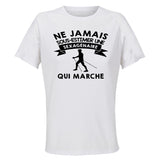 Maillot de Sport Femme Marche Sexagenaire - T-Shirt Respirant Polyester Manches Courtes - Cadeau Sportive Anniversaire Noël Fête des Mères