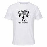 Maillot de Sport Homme Marche Quarantenaire - T-Shirt Respirant Polyester Manches Courtes - Cadeau Sportif Anniversaire Noël Fête des Pères