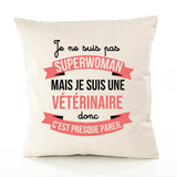 Housse de Coussin Premium Vétérinaire Superwomen - Coton Canvas Fairtrade Beige Idée Cadeau Décoration Canapé