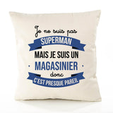 Housse de Coussin Premium Je ne suis Pas superhomme mais Je suis Magasinier Donc C'est Presque pareil - Coton Canvas Fairtrade Beige Idée Cadeau Décoration Canapé 40x40