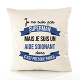 Housse de Coussin Premium Je ne suis Pas superhomme mais Je suis Aide Soignant Donc C'est Presque pareil - Coton Canvas Fairtrade Beige Idée Cadeau Décoration Canapé 40x40