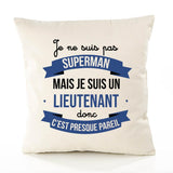 Housse de Coussin Premium Je ne suis Pas superhomme mais Je suis Lieutenant Donc C'est Presque pareil - Coton Canvas Fairtrade Beige Idée Cadeau Décoration Canapé 40x40
