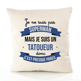 Housse de Coussin Premium Je ne suis Pas superhomme mais Je suis Tatoueur Donc C'est Presque pareil - Coton Canvas Fairtrade Beige Idée Cadeau Décoration Canapé 40x40