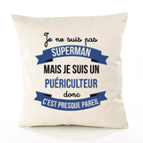 Housse de Coussin Premium Je ne suis Pas superhomme mais Je suis Puériculteur Donc C'est Presque pareil - Coton Canvas Fairtrade Beige Idée Cadeau Décoration Canapé 40x40