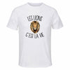 Maillot de Sport Homme Lion C'est La Vie - T-Shirt Respirant Polyester Manches Courtes - Cadeau Sportif Anniversaire Noël Fête des Pères