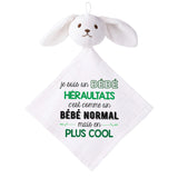 Doudou Bébé Lapin Humour Heraultais Gaze de Coton Cadeau Baby Shower