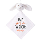 Doudou Bébé Lapin Humour Tata Soeur Gaze de Coton Cadeau Baby Shower