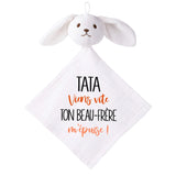 Doudou Bébé Lapin Humour Tata Beau Frere Gaze de Coton Cadeau Baby Shower