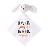 Doudou Bébé Lapin Humour Tonton Soeur Gaze de Coton Cadeau Baby Shower