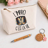 Coffret Cadeau L'impro c'est la vie – Trousse, stylo bambou et porte-clés