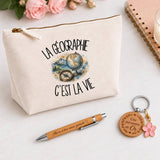 Coffret Cadeau La géographie c'est la vie – Trousse, stylo bambou et porte-clés