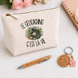 Coffret Cadeau Le géocaching c'est la vie – Trousse, stylo bambou et porte-clés