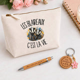 Coffret Cadeau Les blaireaux c'est la vie – Trousse, stylo bambou et porte-clés