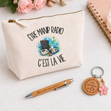 Coffret Cadeau Être manip radio c'est la vie – Trousse, stylo bambou et porte-clés