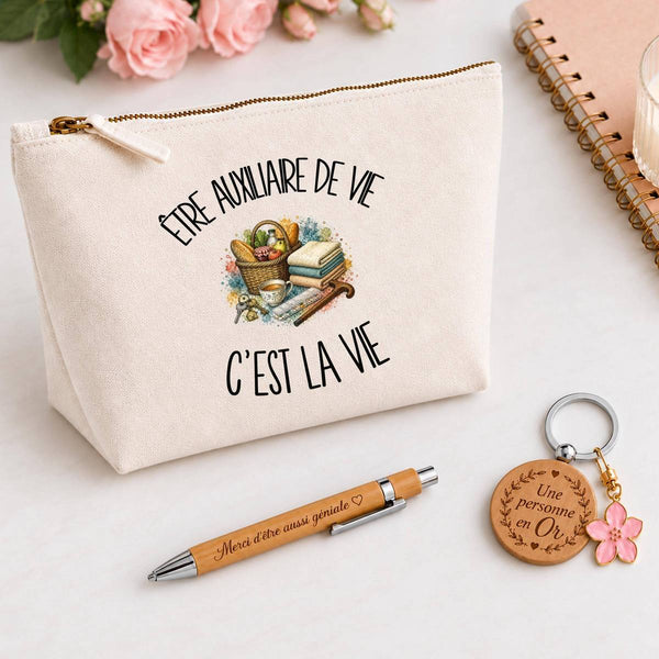 Coffret Cadeau Être auxiliaire de vie c'est la vie – Trousse, stylo bambou et porte-clés