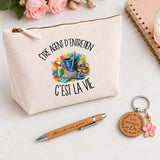 Coffret Cadeau Être agent d'entretien c'est la vie – Trousse, stylo bambou et porte-clés