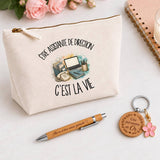 Coffret Cadeau Être assistante de direction c'est la vie – Trousse, stylo bambou et porte-clés