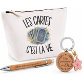 Coffret Cadeau Les cartes c'est la vie – Trousse, stylo bambou et porte-clés