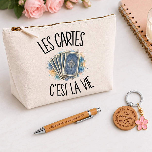 Coffret Cadeau Les cartes c'est la vie – Trousse, stylo bambou et porte-clés