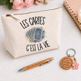 Coffret Cadeau Les cartes c'est la vie – Trousse, stylo bambou et porte-clés