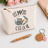 Coffret Cadeau Les impôts c'est la vie – Trousse, stylo bambou et porte-clés