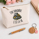 Coffret Cadeau Être banquière c'est la vie – Trousse, stylo bambou et porte-clés