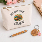 Coffret Cadeau Être éducatrice spécialisée c'est la vie – Trousse, stylo bambou et porte-clés