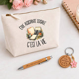 Coffret Cadeau Être assistante sociale c'est la vie – Trousse, stylo bambou et porte-clés